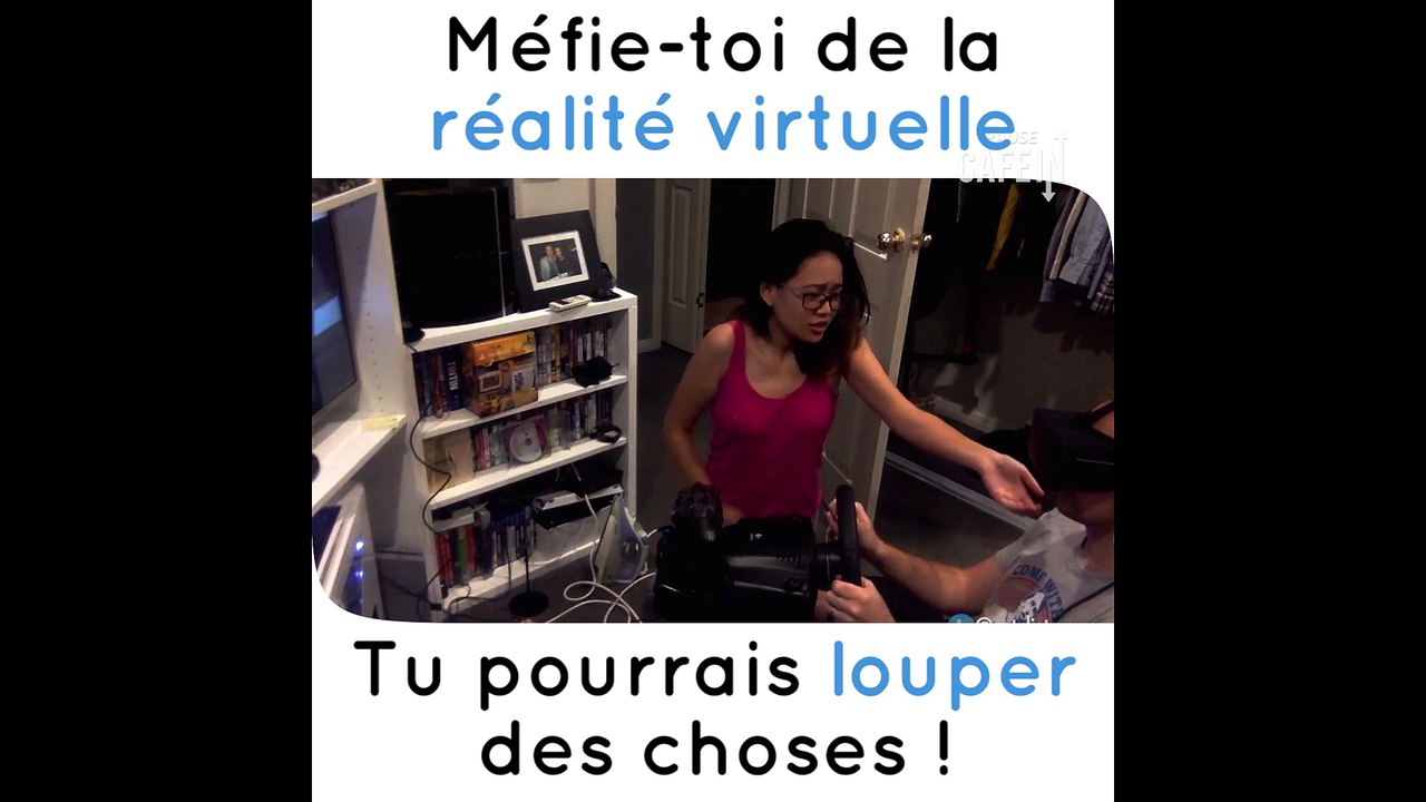 Un homme avec un casque de réalité virtuelle ne...