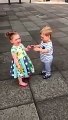 Regardez la réaction de ces deux enfants de 3 ans à l'expéri