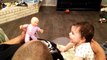 Ce bébé éclate de rire sur sa poupée