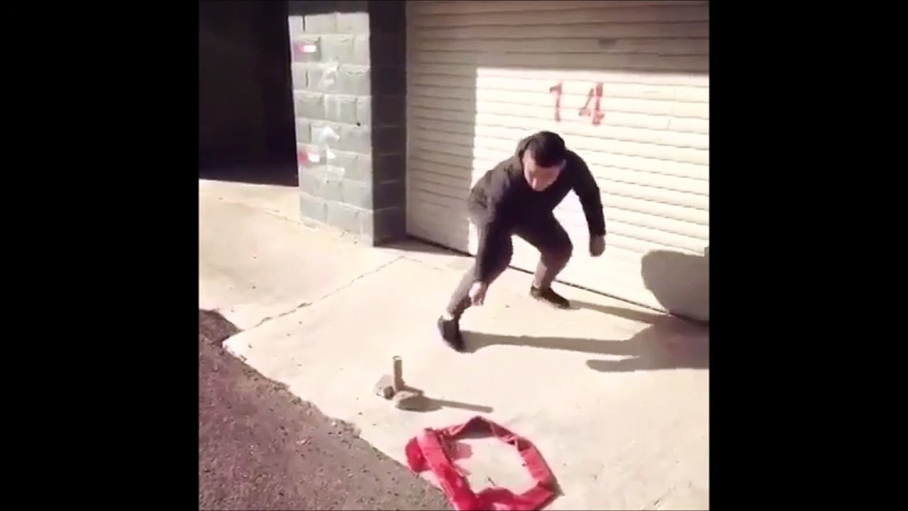 Ce mec se chie dessus en essayant d'allumer une fusée !