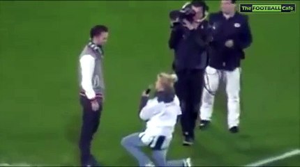 Il prend la fuite devant des milliers de personnes quand sa petite amie lui demande de l’épouser