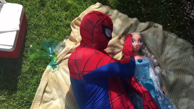 Elsa Es Secuestrada! Spiderman Olaf Capitán América Funcionario De La Policía De Diversión Superhéroe Niños En Rea