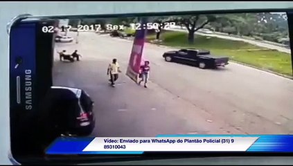 Incrivel Pneu se solta de reboque e acerta cabeça de pedestre no Iguaçu