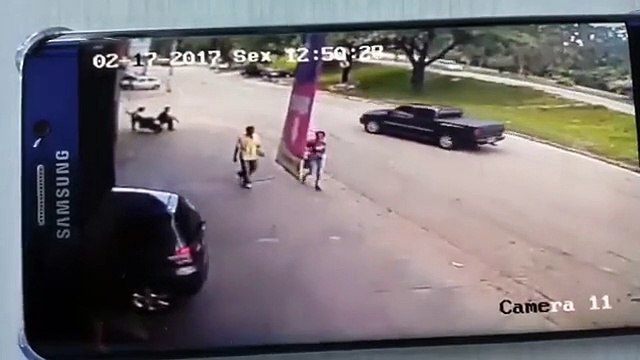 Un homme se prend un pneu en pleine tête