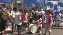 Asociaciones acampan en Argentina para reclamar que no recorten planes sociales