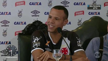 Torcida vascaína faz festa na recepção a Luis Fabiano