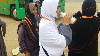 Ladang Unta Hudaibiyah - Zaujah mencuba susu unta