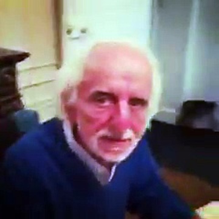 Buzz : Gad Elma­leh publie une vidéo très drôle où son père se moque de lui !