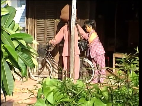 Il n'a pas coupé ses cheveux depuis 50 ans et ne les a pas lavé depuis 11 ans,Regardez quand il enlève son foulard