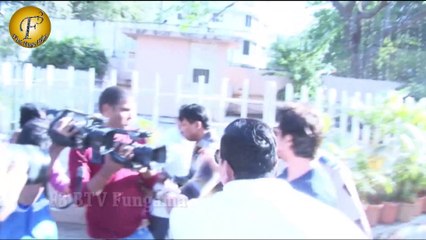 Shahrukh Khan Voting At Mount Merry Bandra