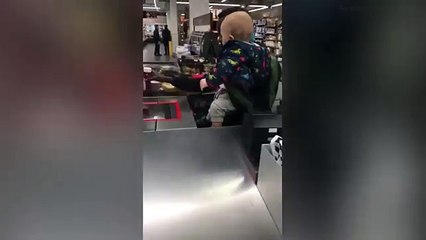 Son bébé n’arrête pas de pleurer au supermarché, le caissier fait une chose incroyable pour la tirer d’affaire !