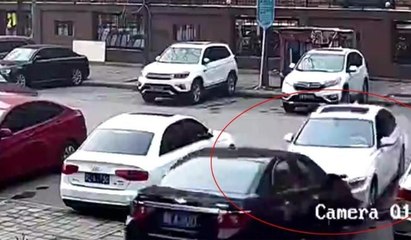 Aracını bir türlü park edemedi, sonunda kaza yaptı