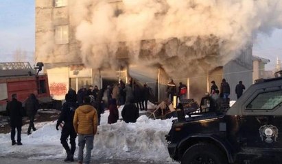 Muş'ta Varto'da mobilya deposu kül oldu