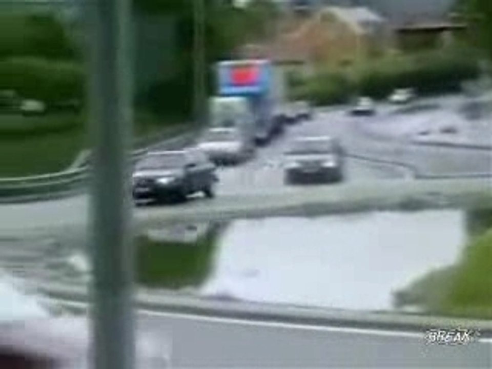 drift avec une audi autour d'un rond point