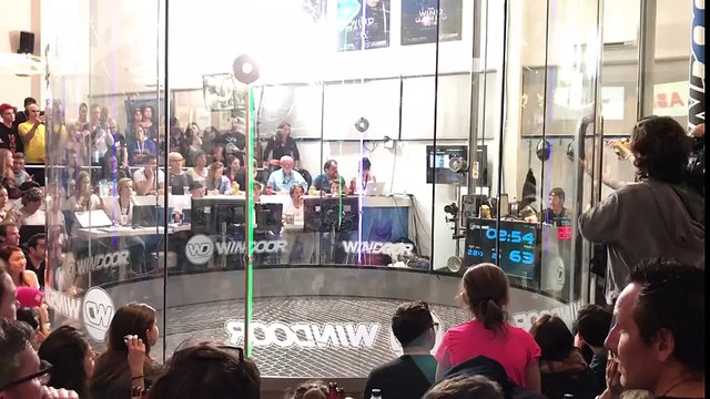 16-летняя девочка танцует в аэротрубе как богиня