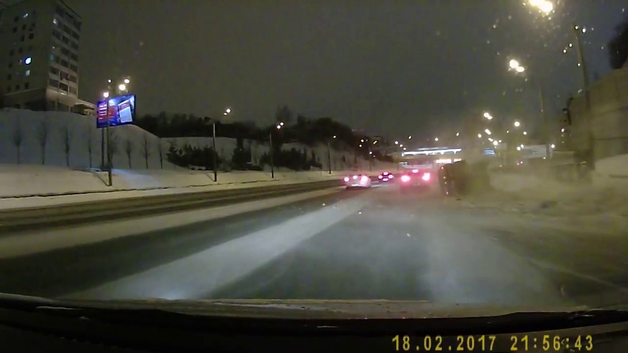 Cette voiture fait un tonneau en pleine autoroute à Kazan