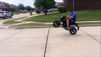 Il a voulu se la peter en moto et bim : crash