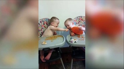 Un grand frere ça sert à ça... Trop mignon les bébés