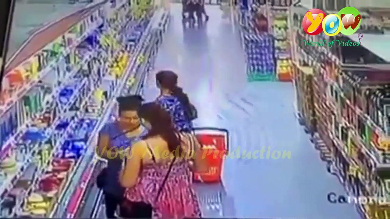 Do choraniyan mall me chori karte huye cctv ne kholi pol