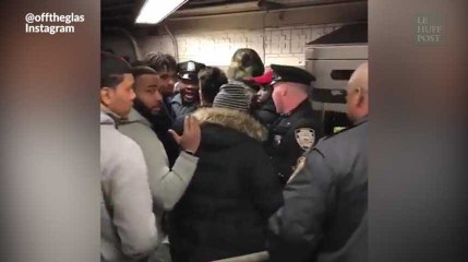 Ils ont fait la queue pour un ticket de métro aux couleurs de la marque "Supreme"