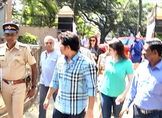 Varun Dhawan With Sachin Tendulkar & Many Others At BMC Election 2017