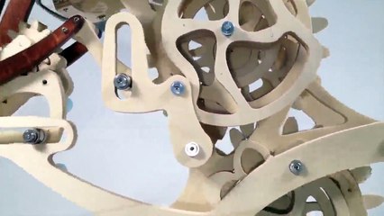 Sinek Kuşu Uçuşunu Taklit Eden Gösterişli Kinetik Heykel