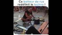 Un batteur de rue reproduit de la techno avec des casseroles