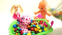 Learn Colors! Baby Doll Bath Time M&M Chocolate Candies Ducks Surprise Toys