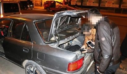 Polisi gören hırsız bagaja saklandı