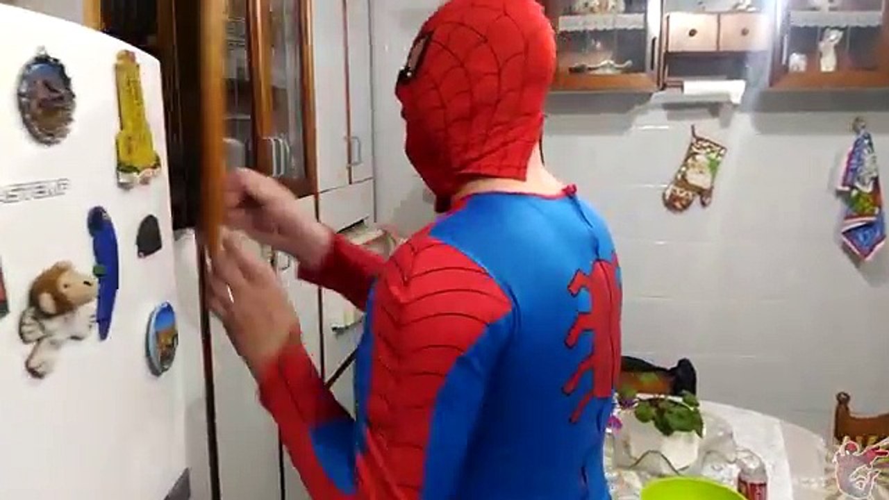 Frozen Elsa and Spiderman Soda Challenge Coke and Mentos de Superman, Hulk! Funny Superhéroe V