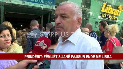 NXËNËSIT LËNË BANKAT, NË RADHË PËR LIBRAT