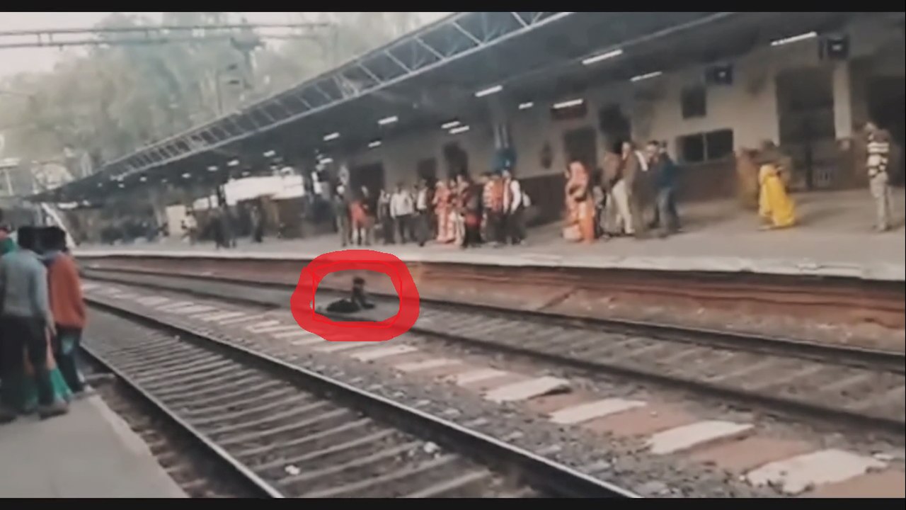 मारने वाले से अधिक बचाने वाला बलवान होता है| लड़की के ऊपर से गुजरी मालगाड़ी रेल आप चौक जाएंगे