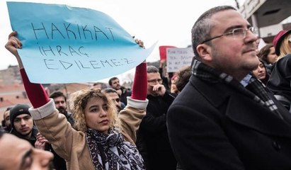 YTÜ'den ihraç edilen akademisyenler çiçeklerle uğurlandı