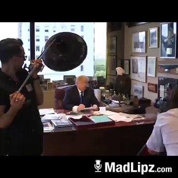 Trump alle prese con un aquila..divertente