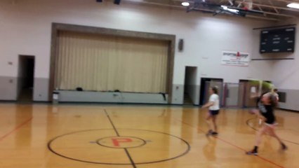 Jouer au dodgeball avec une joueuse de softball