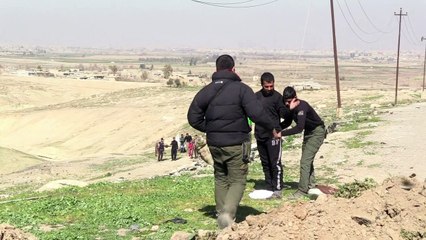 عراقيون يرحبون بالعسكريين الذين يتقدمون باتجاه الموصل