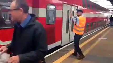 Un agent d’escale ferroviaire fait partager sa bonne humeur à chaque arrivée de train