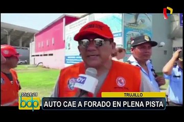 Trujillo: auto cae en forado que apareció en plena pista