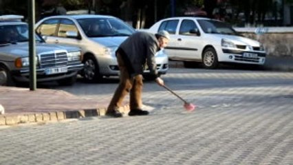 Balıkesir) Çevreci Dede Geçtiği Yollarda Çöp Bırakmıyor