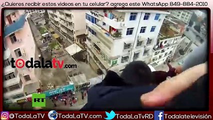 Agarró a su mujer del pelo y la salvó de caer al vacío en intento de suicidio-Video