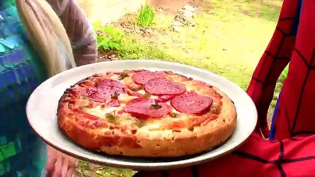 Человек-паук замороженные Эльза против Джокера: Джокер получает гигантские липких рук! Человек-Паук Эльза Гамми Языках!