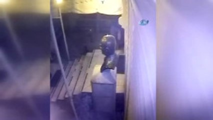 İstanbul) Müjdat Gezen Sanat Merkezi'ni Önce Kundakladı Sonra Sosyal Medyada Yorum Yaptı