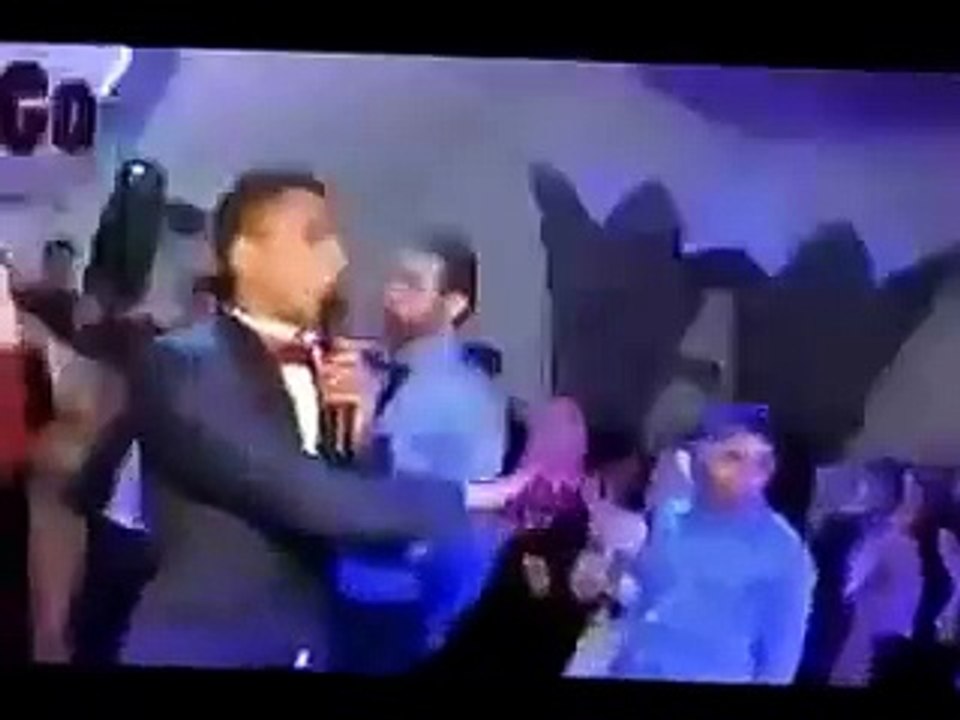 عروسان مصريان يشعلان مواقع التواصل بتصرف غريب يحصل لأول مرة في مصر
