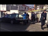 Report TV - Krimi makaber ne Korçe, momenti kur trupat e viktimave nxirren nga banesa