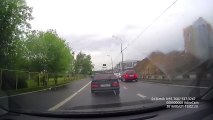 Due ragazzi infastidiscono un'autista, ma appena scendono dall'auto ricevono una brutta sorpresa!