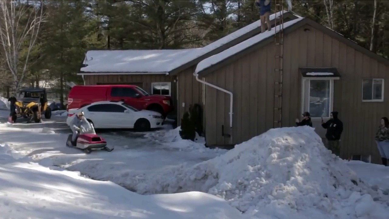 Larry Enticer tente un saut avec une moto-neige mais se vautre complètement.