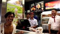 Social Experiment - GEMBEL Masuk KFC Vs GEMBEL Masuk WARTEG, Lihat Apa Yang Terjadi !!
