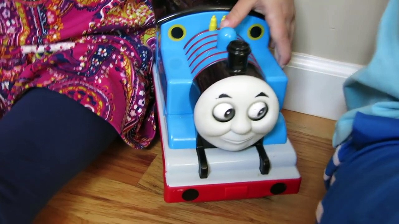 THOMAS STEAM RATTLE ROLL ROCK AND ROLL SINGING RC TANK ENGINE TRAIN RACE-nnyAmr4wUTU