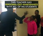 Her öğrencisiyle farklı selamlaşan öğretmen