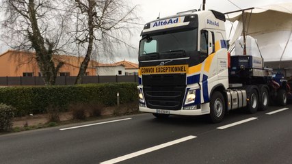 Convoi exceptionnel qui crée un petit bouchon